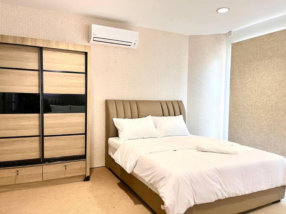 Apartment Center Bliss: Steps From Attractions! *