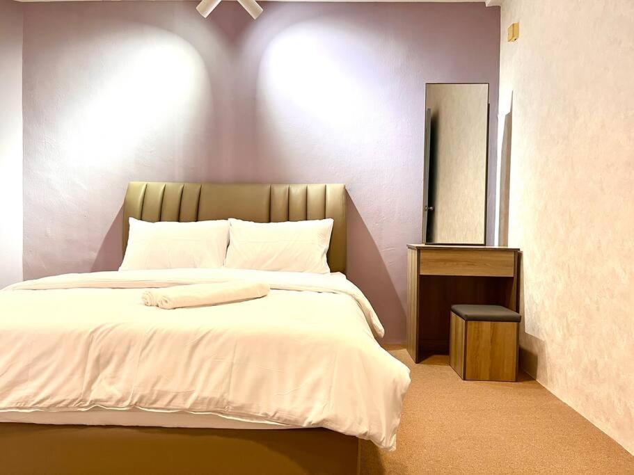 Center Bliss: Steps From Attractions! Apartment Malacca