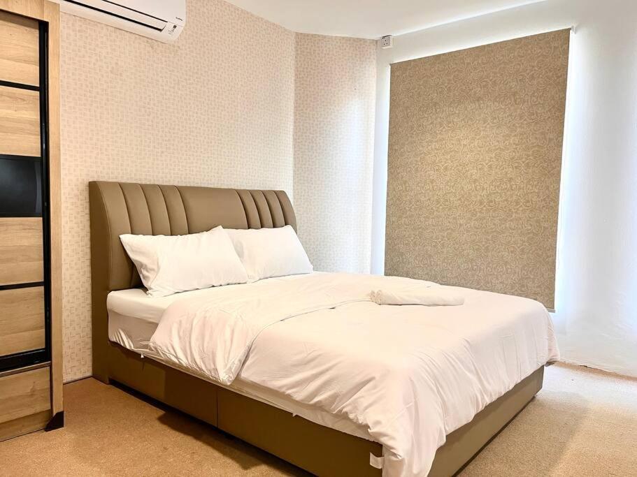 Apartment Center Bliss: Steps From Attractions! *